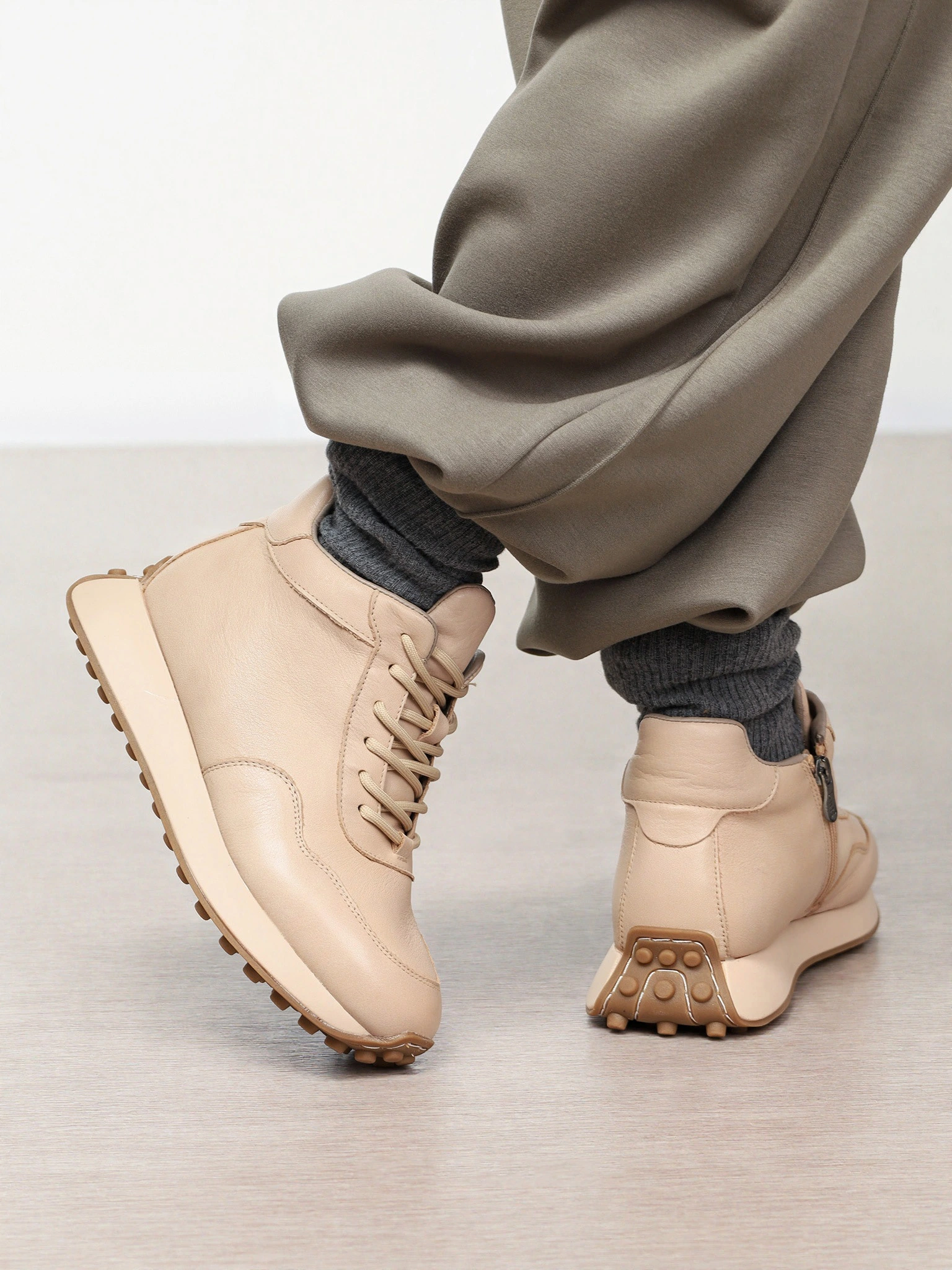 Кроссовки бежевого цвета на рельефной подошве